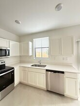 1466 NE 3rd Ave in Florida City, FL - Foto de edificio - Building Photo