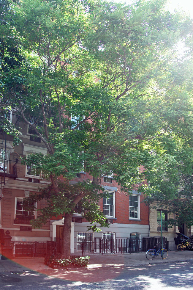 329 W 21st St in New York, NY - Foto de edificio - Building Photo