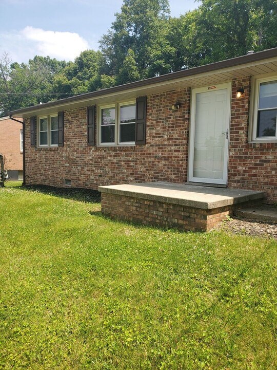 300 Lakeside Dr in Danville, VA - Building Photo