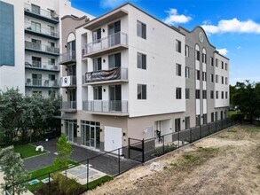 650 SW 1st St in Miami, FL - Building Photo - Building Photo