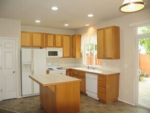 19135 SW Fernshire Ln in Aloha, OR - Building Photo - Building Photo