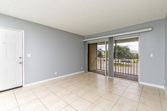 1530 SE Royal Green Cir in Port St. Lucie, FL - Building Photo - Building Photo