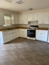 2812 Helen St in Redding, CA - Building Photo - Building Photo