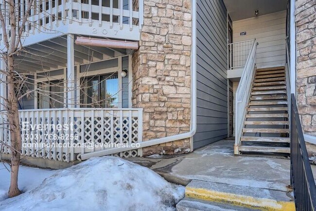 8335 Fairmount Dr in Denver, CO - Building Photo - Building Photo
