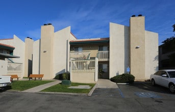 Cedar Oaks in Bakersfield, CA - Building Photo - Building Photo