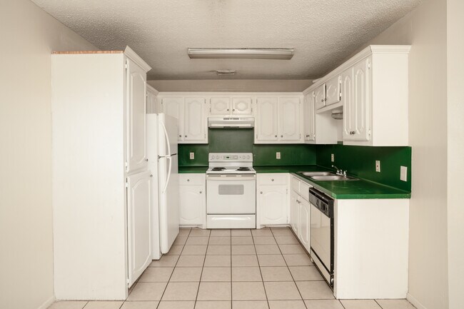 Summit Apartments in McAllen, TX - Foto de edificio - Interior Photo