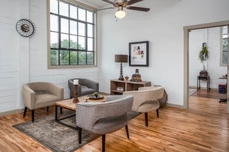 Big Chair Lofts in Thomasville, NC - Foto de edificio - Building Photo