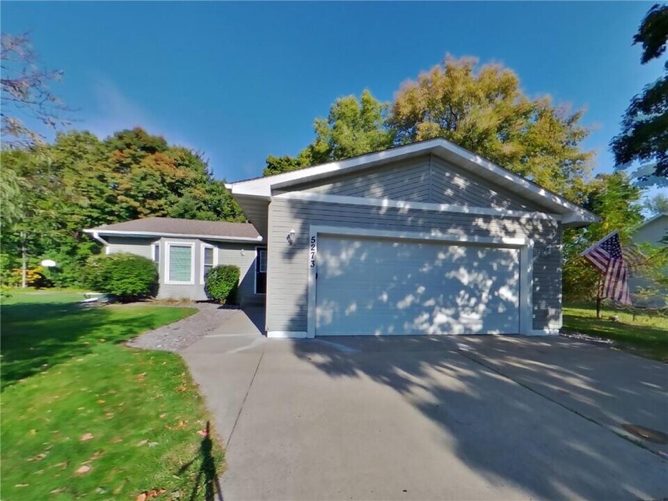 5273 Lannon Ave NE in Albertville, MN - Building Photo
