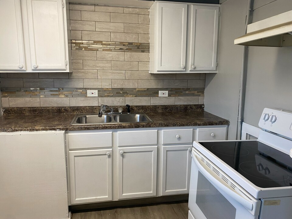 203 W 154th St in Harvey, IL - Building Photo