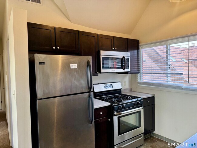 112 Montoya Dr in Branford, CT - Building Photo - Building Photo