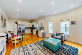 259 Willow Ave, Unit 1 in Somerville, MA - Building Photo - Building Photo