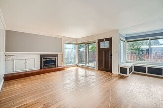 17230 Beach Dr NE in Lake Forest Park, WA - Building Photo - Building Photo