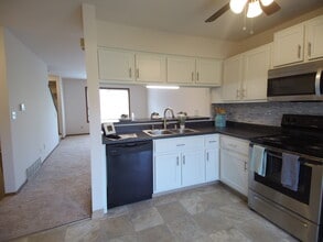 Village Square Townhomes in Menomonee Falls, WI - Foto de edificio - Building Photo