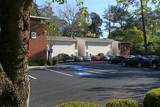 Castlewood Apartments in Valdosta, GA - Foto de edificio - Building Photo