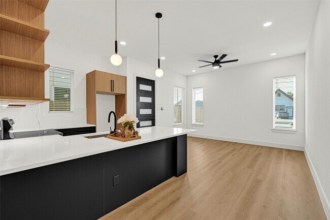 327 Tite St in Houston, TX - Foto de edificio - Building Photo