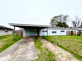 2305 Kingsdale Dr in Deer Park, TX - Building Photo