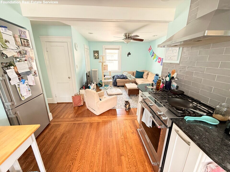 33 Harriet St, Unit 2 in Boston, MA - Building Photo