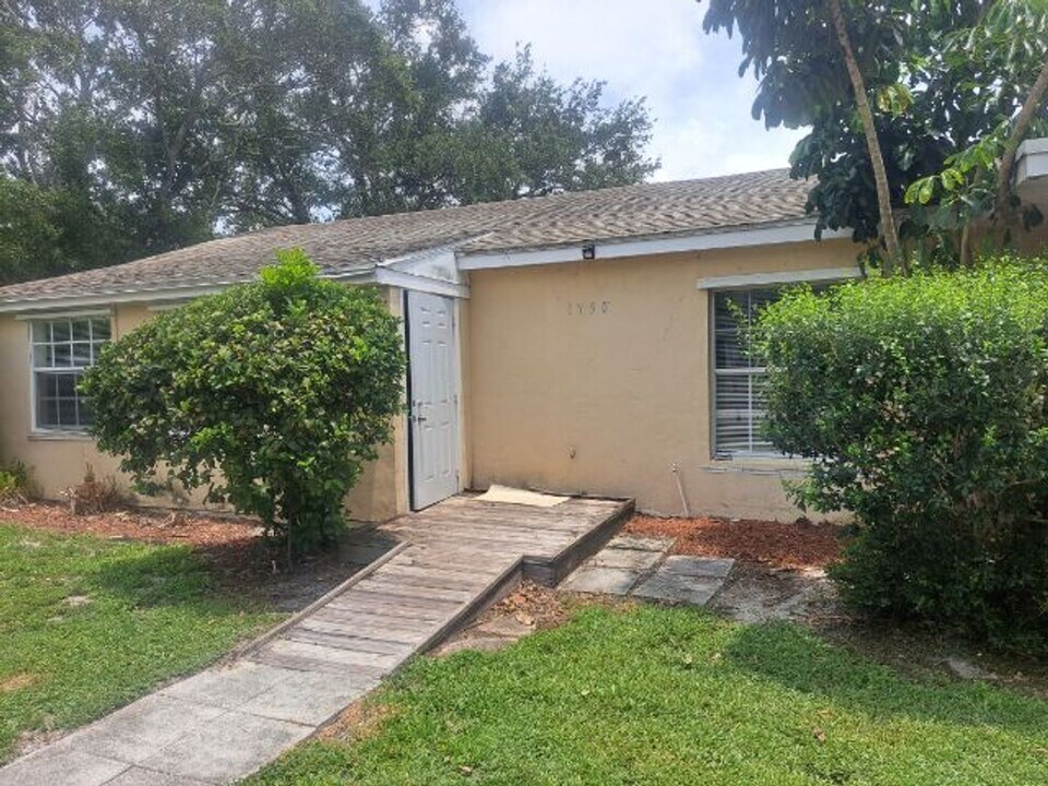 1750 23rd St in Vero Beach, FL - Building Photo