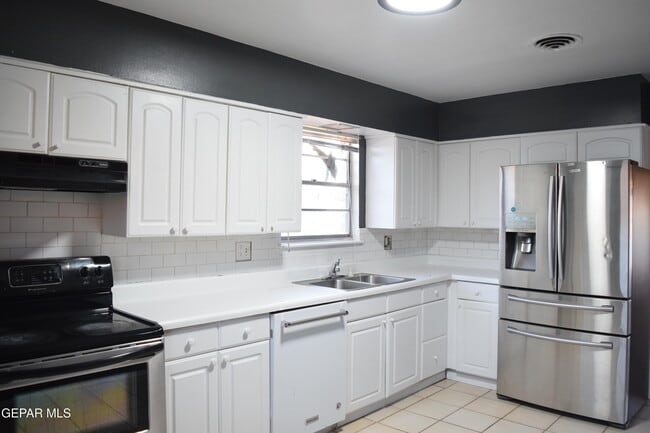 136 N Festival Dr in El Paso, TX - Building Photo - Building Photo