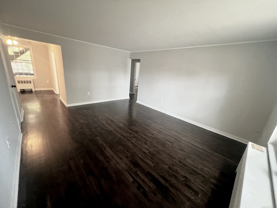 76 Mencel Cir-Unit -B in Bridgeport, CT - Building Photo