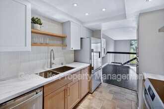 2564 Navarra Dr in Carlsbad, CA - Foto de edificio - Building Photo