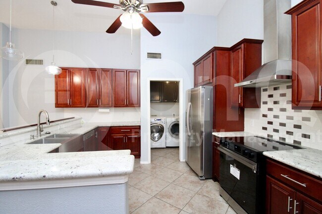 511 E Pinto Dr in Gilbert, AZ - Foto de edificio - Building Photo