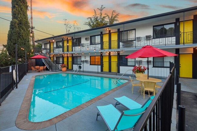 1302 W Olive Ave in Burbank, CA - Building Photo - Building Photo
