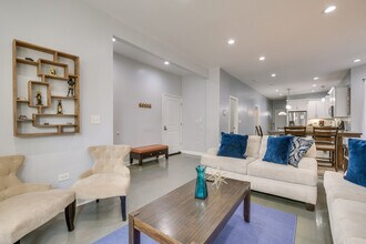 4904 W Fulton St in Chicago, IL - Building Photo - Building Photo