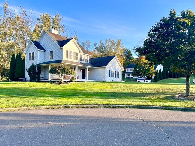 4 Cobblestone Ct in Naugatuck, CT - Building Photo - Building Photo