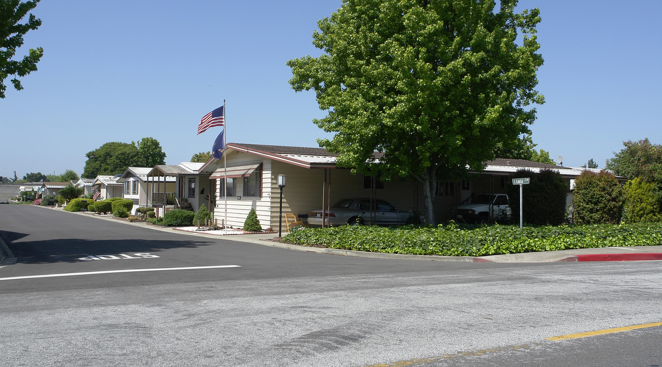 Tropics Mobile Home Park in Union City, CA - Foto de edificio