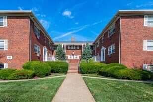197 N Beverwyck Rd in Parsippany Troy Hills, NJ - Building Photo