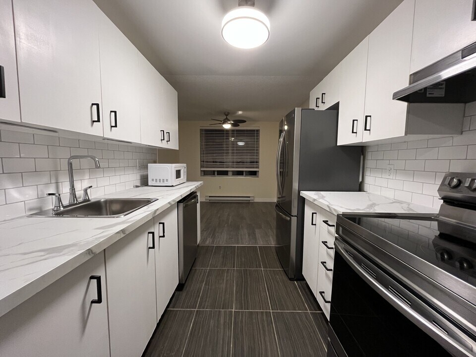 76 Baseline Rd W in London, ON - Building Photo