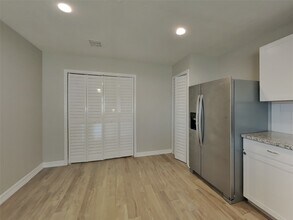 6127 Larchbrook Dr in Houston, TX - Building Photo - Building Photo