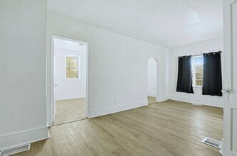 2323 S Washington Ave in Saginaw, MI - Building Photo - Building Photo