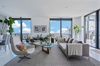 88 SW 7th St in Miami, FL - Building Photo - Building Photo