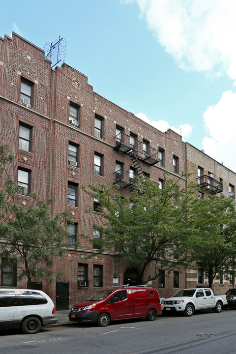 64 Vermilyea Ave in New York, NY - Building Photo