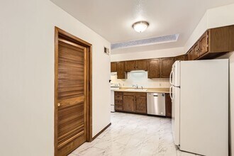 5691 W 35th Ave in Wheat Ridge, CO - Foto de edificio - Building Photo