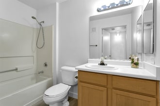 950 Seven Hills Dr in Henderson, NV - Foto de edificio - Building Photo