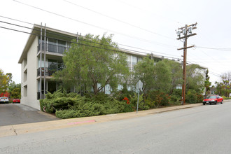 Flores Manor Apartments in San Mateo, CA - Foto de edificio - Building Photo