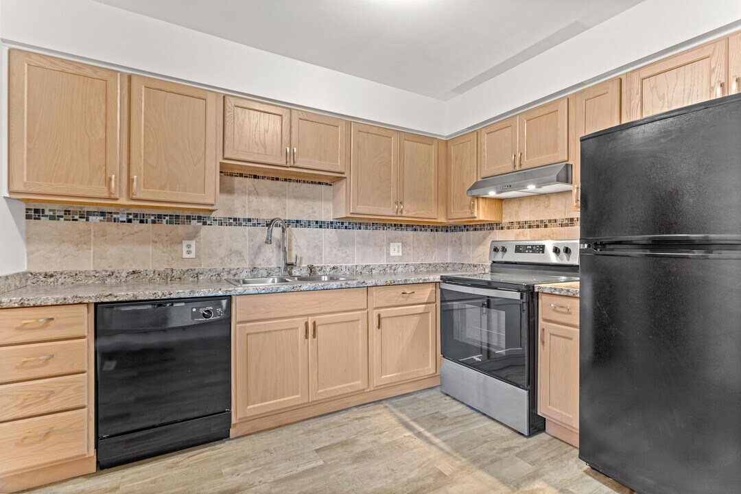 3706 Heritage Pkwy in Dearborn, MI - Building Photo