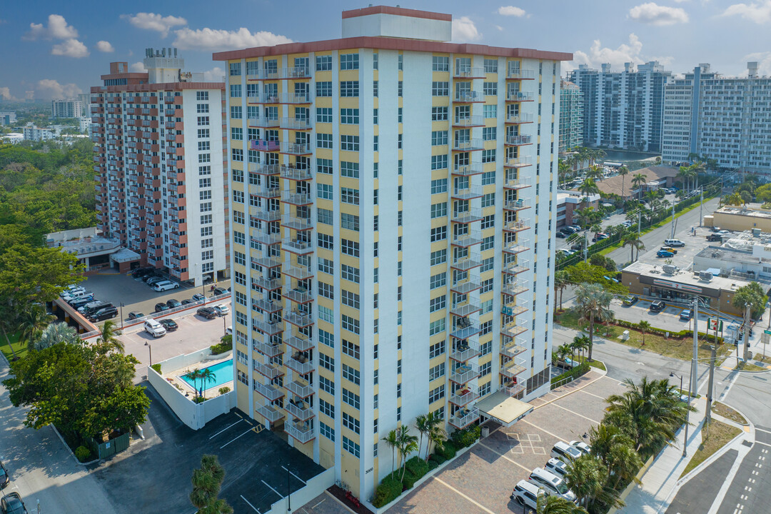 Carlton Tower in Fort Lauderdale, FL - Building Photo