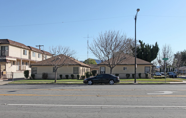 1716 W Victory Blvd in Burbank, CA - Foto de edificio - Building Photo