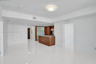 5875 Collins Ave, Unit 1803 in Miami, FL - Building Photo - Building Photo