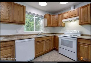 814 N Bunn St in Anchorage, AK - Foto de edificio - Building Photo