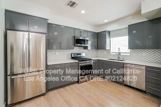 10706 Camarillo St in Los Angeles, CA - Building Photo - Building Photo
