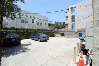 661 S Cloverdale Ave in Los Angeles, CA - Building Photo - Building Photo