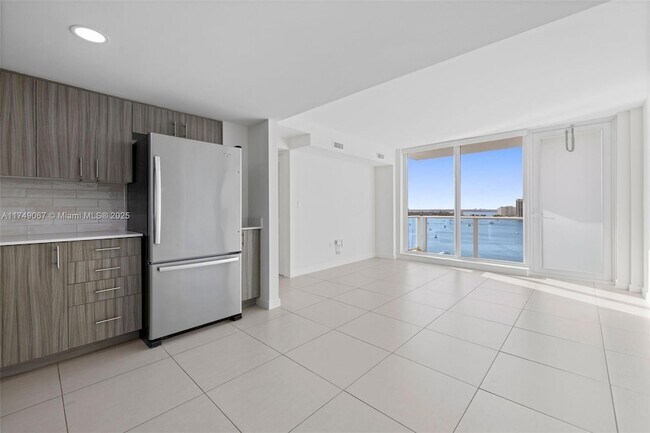 910 West Ave, Unit 1520 in Miami Beach, FL - Building Photo - Building Photo