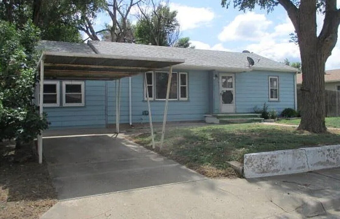 348 Hilltop St in Elkhart, KS - Foto de edificio