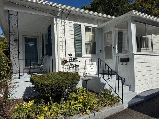56 Highwood Ave in Southington, CT - Foto de edificio - Building Photo