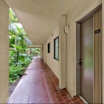 8615 NW 8th St in Miami, FL - Building Photo
